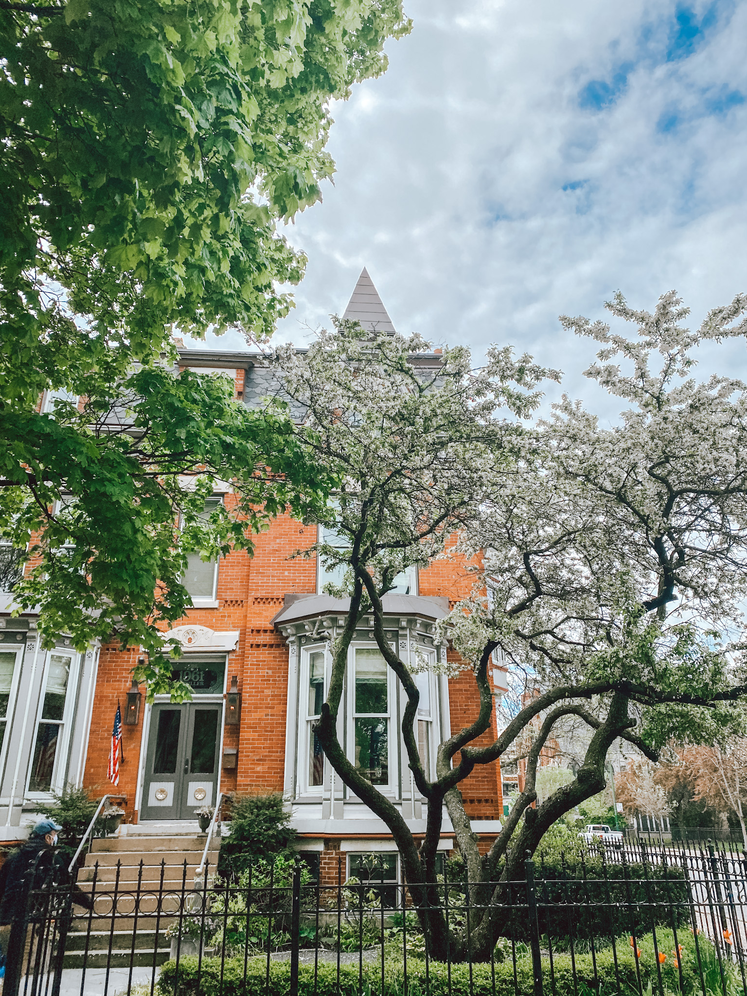 chicago neighborhood in spring