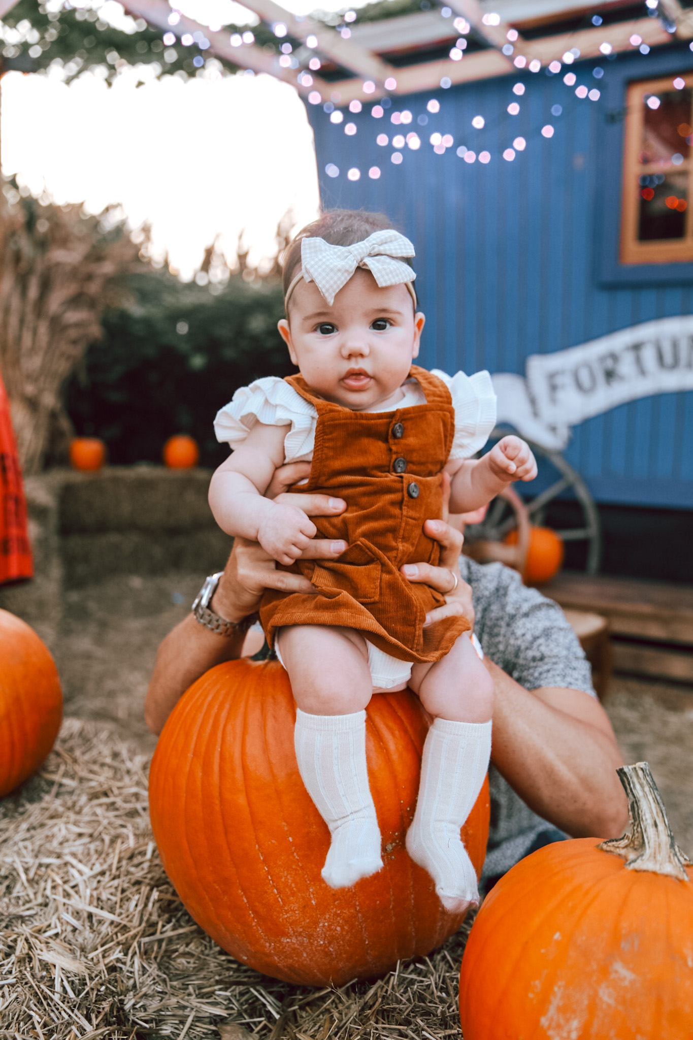 Baby girl family fall outfits for family photos 